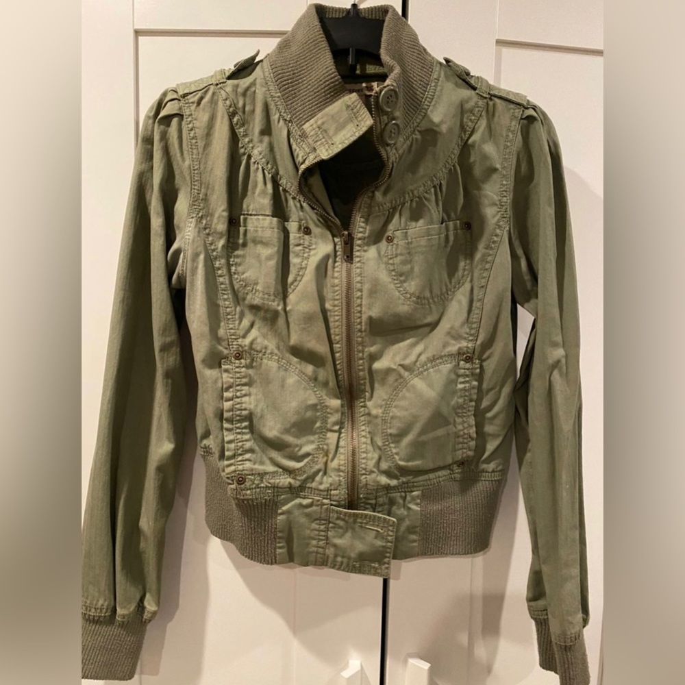 Forever 21 Olive Jacket

Material: 100% cotton

Worn but in great condition